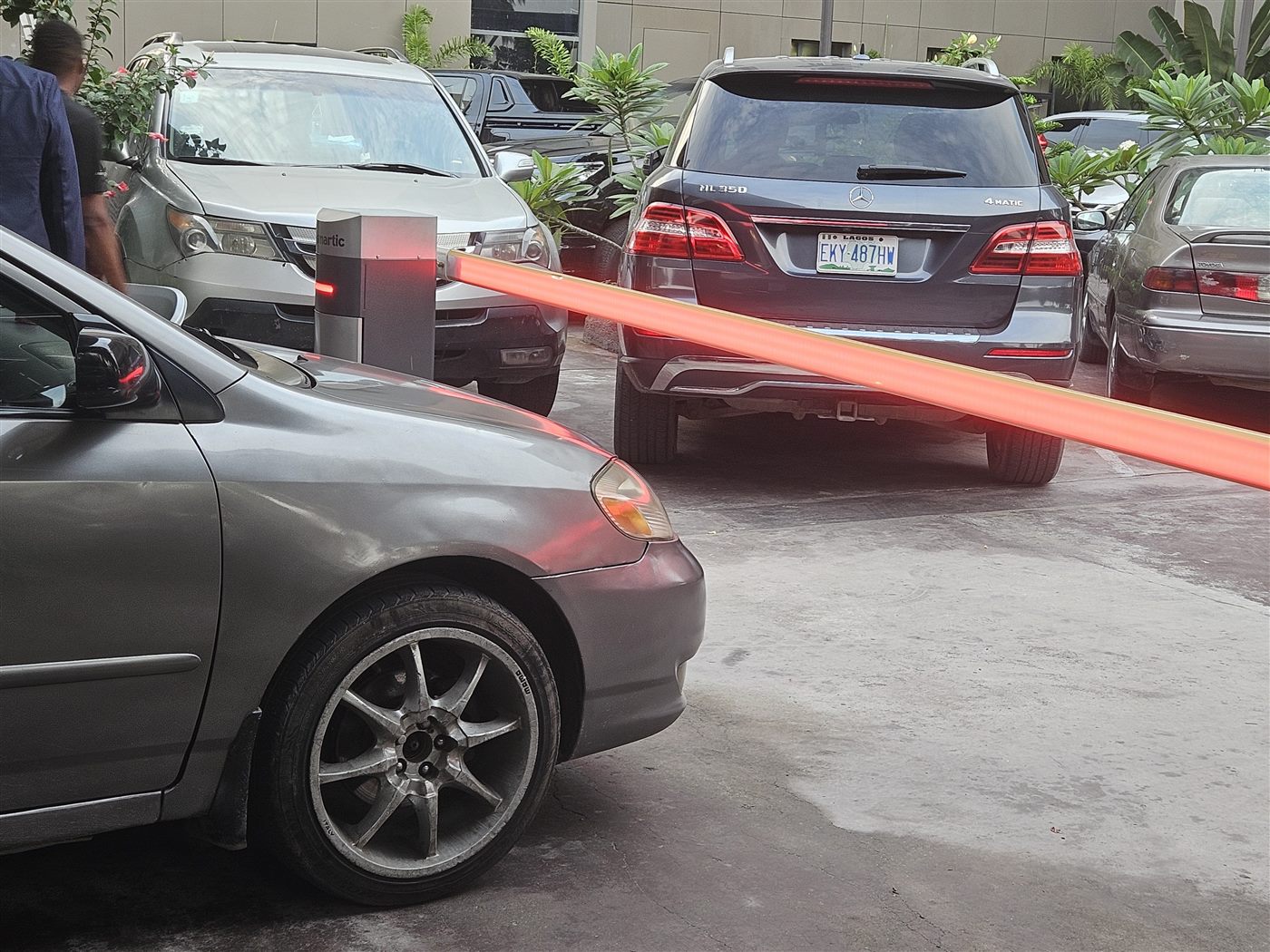 Automatic vehicle gate barrier